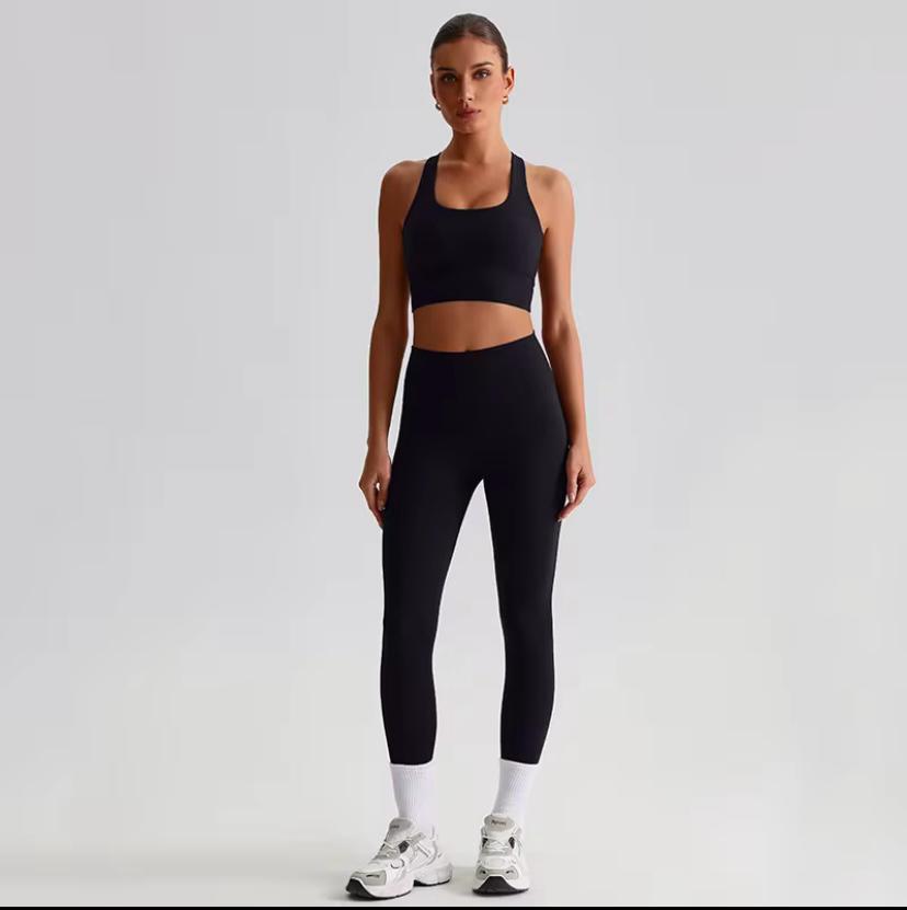 KYRA – Çapraz Sırt Dekolteli Crop Spor Takım