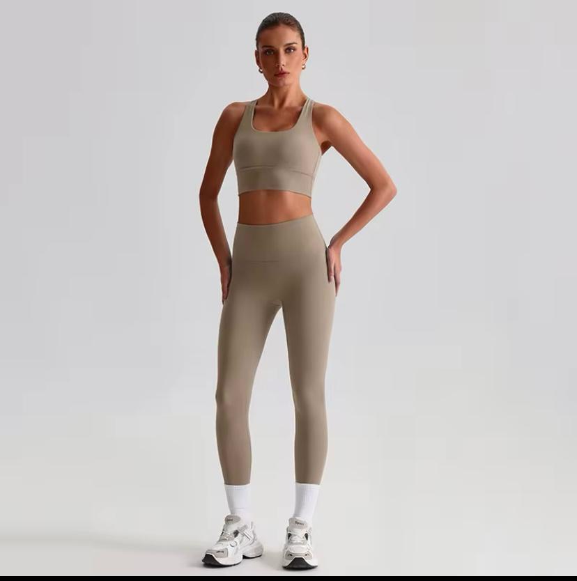 KYRA – Çapraz Sırt Dekolteli Crop Spor Takım