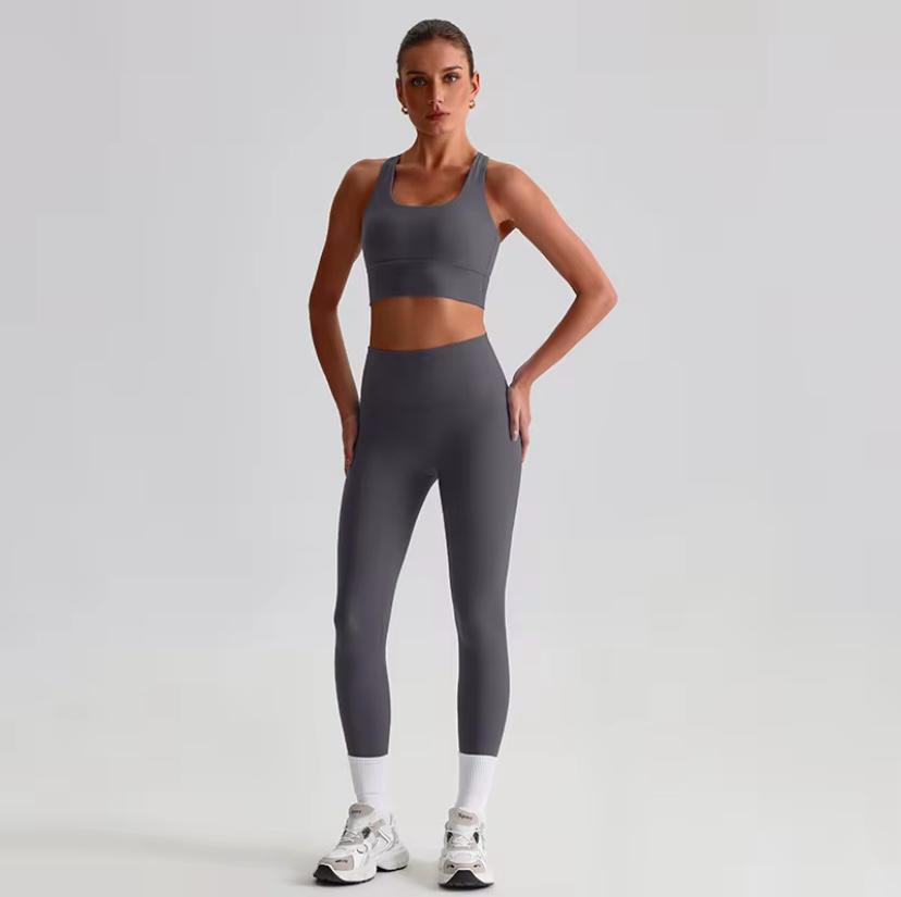 KYRA – Çapraz Sırt Dekolteli Crop Spor Takım